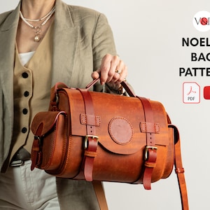 Può includere: Una borsa a tracolla in pelle marrone con chiusura a lembo, due fibbie e una tasca frontale. La borsa ha una toppa circolare sul davanti ed è tenuta da una persona. Il testo "NOELLE BAG PATTERN" è visualizzato sopra la borsa, insieme a un'icona PDF e un'icona YouTube.