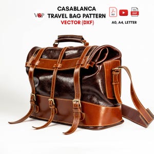 Puede incluir: Un bolso de viaje de cuero marrón oscuro con asa superior y correa para el hombro, con tres correas verticales con hebilla en la parte delantera. Texto: CASABLANCA TRAVEL BAG PATTERN VECTOR (DXF) PDF A0, A4, LETTER. Acabado liso.