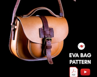 Puede incluir: Un bolso de cuero marrón con una correa de cuero marrón y una hebilla de metal. El bolso tiene una solapa con un diseño cosido y una correa de cuero marrón con una hebilla de metal. El bolso está colgado de una correa y el fondo es negro. El texto "EVA BAG PATTERN" está en letras blancas sobre un fondo negro. El texto "PDF" está en letras blancas sobre un icono rojo de un archivo PDF. Un icono de botón de reproducción está al lado del icono PDF.