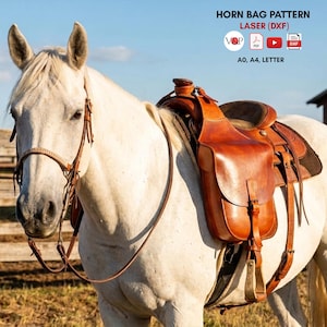 Può includere: Un cavallo bianco indossa una sella in cuoio marrone con una borsa da pomello. L'immagine include il testo HORN BAG PATTERN LASER (DXF), V&P, PDF, un'icona YouTube, DXF e A0, A4, LETTER, indicando un modello digitale per la lavorazione del cuoio.