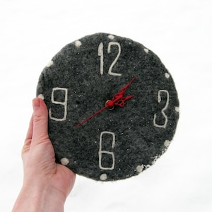 Horloge murale, horloge murale feutrée, horloge murale grise, décoration murale, cadeau original, horloge murale en laine, grande horloge murale, horloge en laine