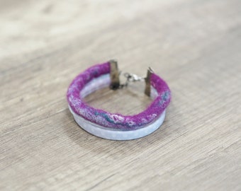 Bracelet en cordon de laine feutrée, violet et lilas