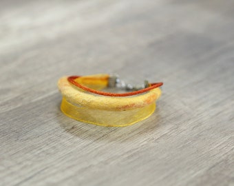 Bracelet en cordon de laine feutrée, jaune et rouge