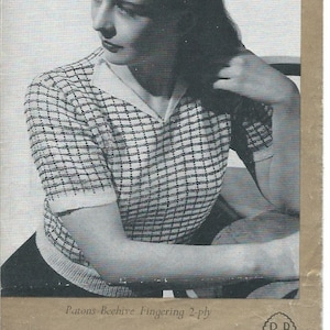 Puede incluir: Imagen en blanco y negro de una mujer con un top con cuello y mangas cortas con un patrón de cuadros. El texto en la parte superior dice "34 pulgadas de busto". La imagen es de un patrón de tejido vintage.