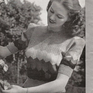 Puede incluir: Imagen en blanco y negro de una mujer con un suéter de punto con un diseño geométrico. El texto superior dice "3° - TO FIT 35 INCH BUST - 182". El texto inferior dice "Patons Fair Isle Fingering" y "P&B WOOLS".