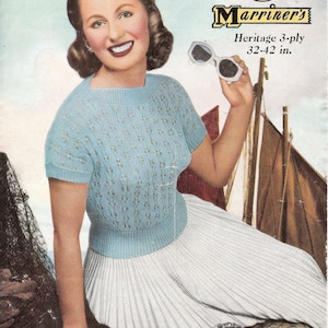 Puede incluir: Un patrón de tejido de punto vintage para un suéter azul claro con un delicado diseño de encaje. El patrón es para tallas de 81-107 cm y está hecho con hilo de 3 cabos. El patrón es de la empresa Marriners Knitting Wools.