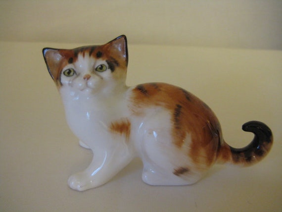 Royal Doulton Cat HN 2584 - Character Kitten Looking up - 1941 to