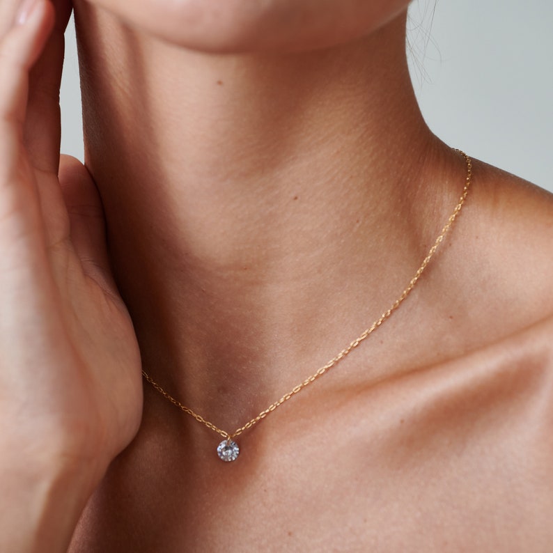 Kleine diamanten halsketting, drijvende Diamond Solitaire ketting, CZ ketting, bruidsmeisje geschenken, sierlijke Diamonde gouden ketting afbeelding 8