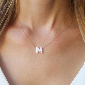 Colar de ouro, colar de letras de opala, colar inicial de ouro, joias personalizadas de opala, colar delicado, presente de aniversário, inicial de opala