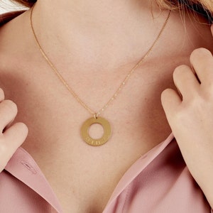 Collier prénom en or, collier cercle ouvert gravé, collier cercle de famille, cadeaux significatifs, collier gravé, collier éternité image 1