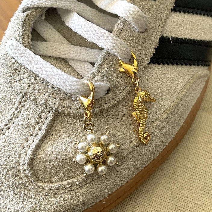 アクセサリーその他 Monday Edition _ SILVER TASSEL SHOELACE CHARMS(SET) Silver Shoe Charms, Shoelace Charms in Silver, Shoe Jewels