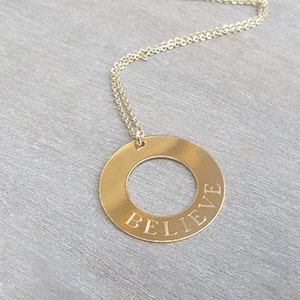 Collier prénom en or, collier cercle ouvert gravé, collier cercle de famille, cadeaux significatifs, collier gravé, collier éternité image 4