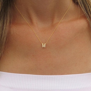 Collar con inicial de oro pequeño, collar con letra de oro, joyería con inicial de oro, regalo para dama de honor, joyería de oro personalizada, collar de oro personalizado