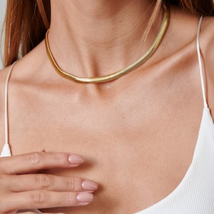 Collier chaîne serpent en or, collier à chevrons rempli d'or 14 carats, collier ras de cou en or chaîne plate, grosse chaîne en or, cadeaux d'anniversaire pour elle