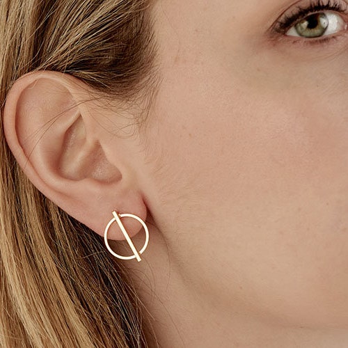 2019 New Fashion Women's Geometric Metal Earrings Simple Letter V Ear Stud Gift 