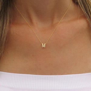 Collar con inicial de oro pequeño, collar con letra de oro, joyería con inicial de oro, regalo para dama de honor, joyería de oro personalizada, collar de oro personalizado