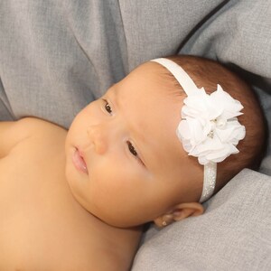 Diadema de bebé, diadema de recién nacido, diadema de bebé blanca, diadema de bebé, diadema blanca, diadema de niño pequeño, diadema de flores, diadema de bautismo