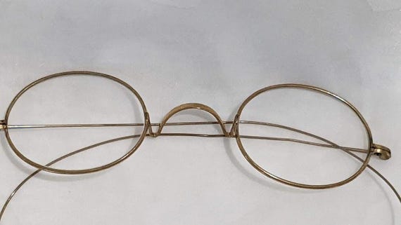 Vintage Gold Thin Wire Oval Eyeglasses.  Gold tone wire oval eyeglasses frame With Hook Earpieces.