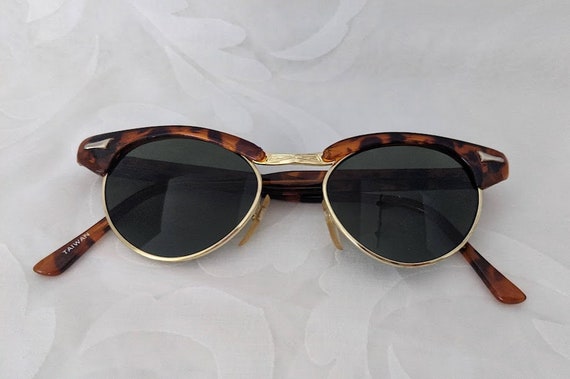 Vintage Retro Small Plastic & Wire Cats Eye Sunglasses. Tortoise/Gold Small Frame