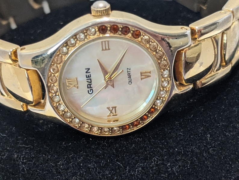 Vintage Gold Tone Women's Gruen Quartz Watch. Round Dial With Rhinestone Gold Tone Bracelet Gruen Vintage Watch. image 7