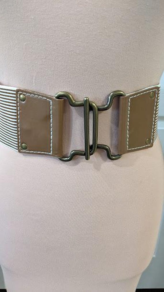 Jessica Simpson Ladies Brown White Stripe Stretch Belt.  Wide Brown and White Belt with Large Brass Buckle.