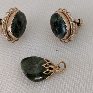 Vintage AMCO Screw Back Jade Earrings and Pendant. Gold Filled Green Jade Screwback Earrings. Jade Pendant. Retro Jade Earrings & Pendant