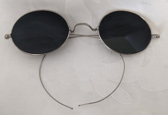 Vintage Oval/Round Dark Glass Lenses Sunglasses.  Oval Wire Rimmed Hippie Sunglasses. Wire Cable Temples