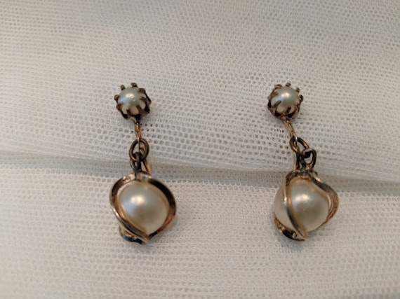 Vintage Gold and Faux Pearl Screw Back Earrings. 12K Gold Filled Vintage Faceted Pearl and Hanging Pearl Earrings. Authentic Vintage