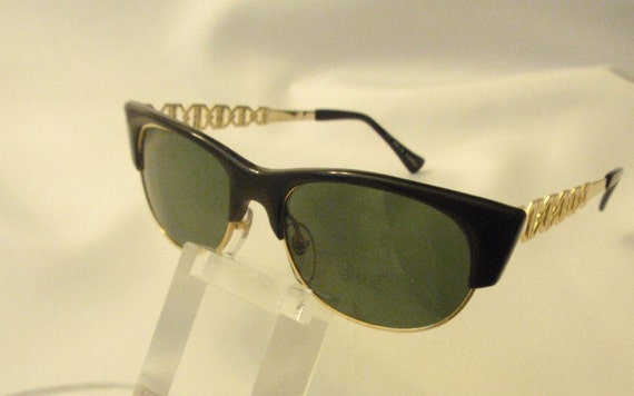 Vintage Classy Hipster Cat Eye Style Black/Gold Sunglasses.  Large Classic Sunglasses.  Large Black and Gold Sunnies.  Retro Shades. Cool!