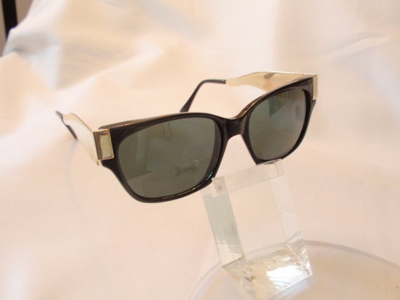 Vintage Black Plastic and Gold Tone Metal Sunglas… - image 3