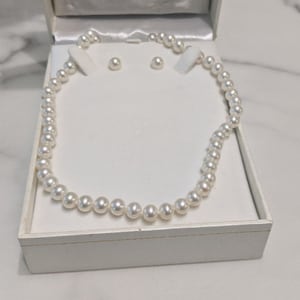 Vintage Freshwater White Round Luster Pearl Necklace and Pearl Stud Earring set.