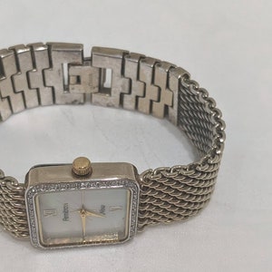 Vintage Armitron Now Women's Wrist Watch. Gold Tone / Mother Of Pearl Armitron Ladies Watch image 4