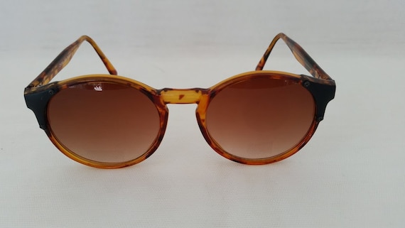 Vintage Round Cats Eye Sunglasses. Round Cats Eye Tortoise Shell Sunglasses. Retro Cats Eye Round Tortoise Sunnies.  (NOW ON SALE)