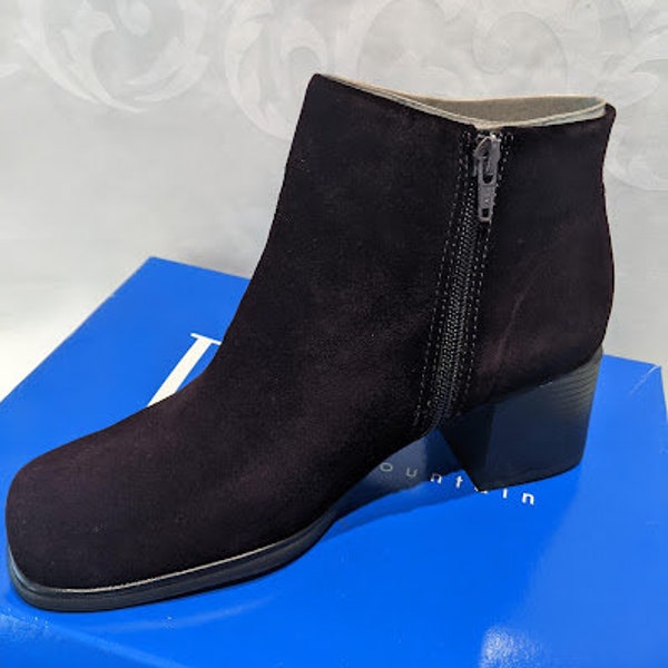 Women's White Mountain Brown Ankle Boot. Brown Suede Ankle Boot/ Zippered Side  Size 8 Brown Ankle Boot. Block Heel Ankle Ladies Boot.
