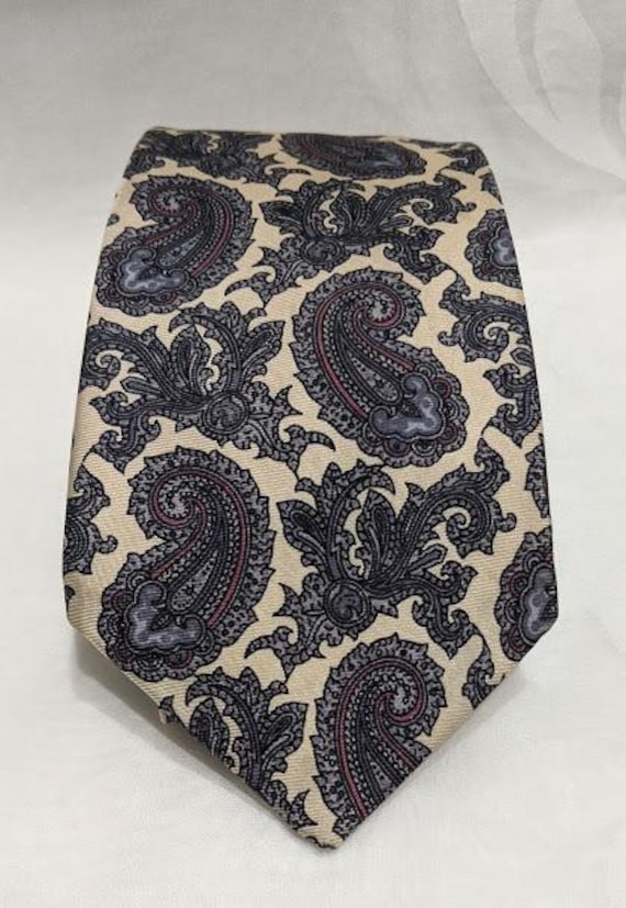 Burberry Cream and Grey Paisley Pattern Silk Necktie.  Burberry Necktie Made in England Necktie