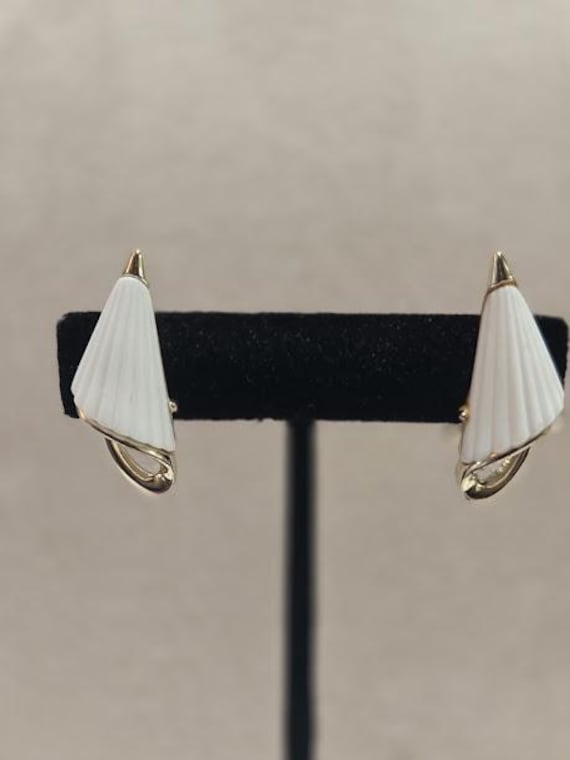 Vintage Lisner White Lucite Ribbed Cone Screw back Earrings with Gold Accent