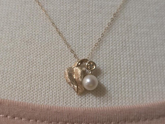 Vintage 14K Yellow Gold Leaf & Pearl Charm with 14K 18 Inch Chain.
