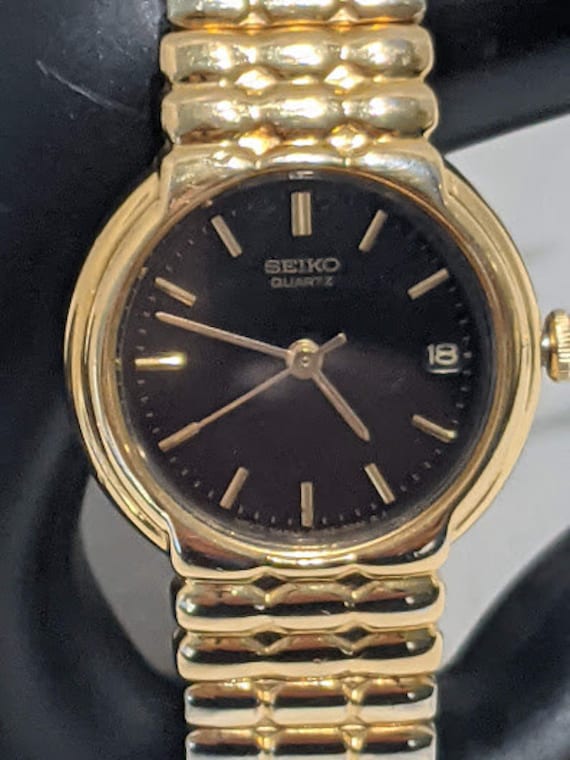 Vintage Women's Seiko Gold Tone Wrist Watch. Seiko Round Black Dial / Expanding Stretch Metal Strap. Gold Tone Lady's Watch