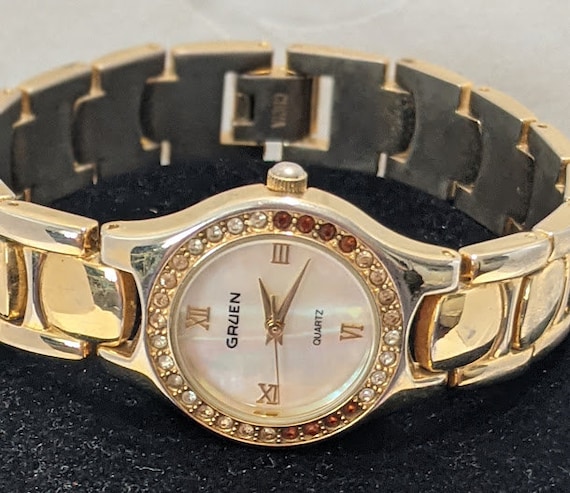 Vintage Gold Tone Women's Gruen Quartz Watch. Round Dial With Rhinestone Gold Tone Bracelet Gruen Vintage Watch.