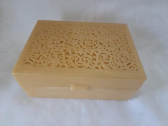 Vintage Plastic Jewel Co. Inc Ivory/Butterscotch Jewelry Box.  Reticulated work on Lid of Hinged Jewelry Box.