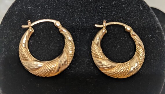 Vintage Chunky Diamond Cut Gold Hoop Earrings. Hallow 10K Diamond Cut Hoop Earrings. Yellow Gold 10K Small Hoop Earrings
