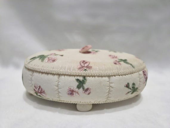 Jewelry Music Box Cream Ceramic Oval Shape Pink Petite Rose Quilted Look Pattern. Retro/Vintage