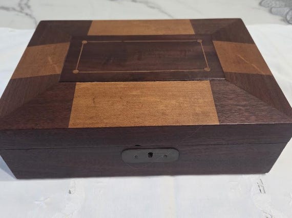 Antique Shaker Mixed Wood Inlay Construction Rectangular Shape Trinket Box