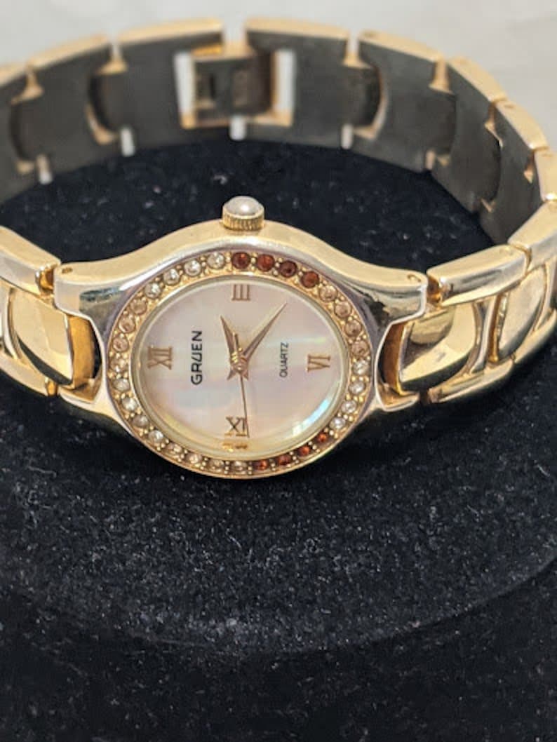 Vintage Gold Tone Women's Gruen Quartz Watch. Round Dial With Rhinestone Gold Tone Bracelet Gruen Vintage Watch. image 6