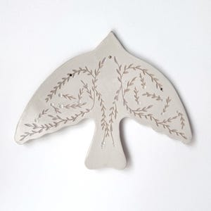 Numéro 10 - Hirondelle en céramique "Blanche Hirondelle"  - Édition Limitée Numérotée - Décoration murale poétique - Oiseau grès émaillé