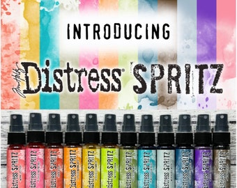 Puede incluir: Un conjunto de diez botellas de 2 oz de Distress Spritz, una nueva línea de aerosoles a base de agua para manualidades. Las botellas están dispuestas en una fila y etiquetadas con diferentes colores y nombres, incluyendo Worn Lipstick, Picked Raspberry y Twisted Citron.