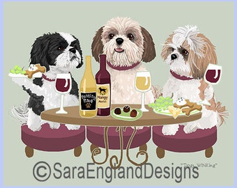 Può includere: Tre cani Shih Tzu sono seduti a un tavolo con bicchieri di vino e un piatto di cibo. I cani indossano collari e guardano la telecamera. Il tavolo è apparecchiato con una tovaglia bianca e un sottopiatto verde. Il testo "Dog WINEing" è scritto nell'angolo in basso a destra dell'immagine.