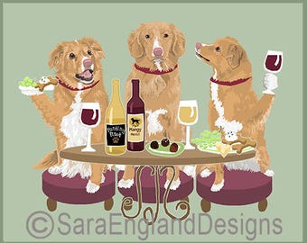 Könnte beinhalten: Drei braune und weiße Hunde sitzen an einem Tisch mit Weingläsern und Weinflaschen. Der Tisch hat eine grüne Tischdecke und die Hunde tragen rote Halsbänder. Der Text "SaraEnglandDesigns" befindet sich am unteren Rand des Bildes.