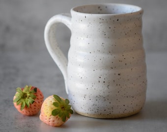 Mug en poterie blanche tachetée, tasse à café neutre mate, cadeau de pendaison de crémaillère de mariage cuisine minimaliste, cadeau amateur de café de ferme rustique