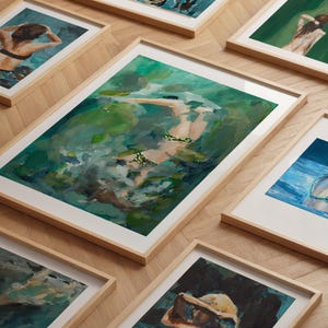 K&ouml;nnte beinhalten: Eine Sammlung gerahmter Kunstdrucke mit abstrakten Gem&auml;lden von Figuren im Wasser. Die Drucke sind in verschiedenen Gr&ouml;&szlig;en und haben helle Holzrahmen.